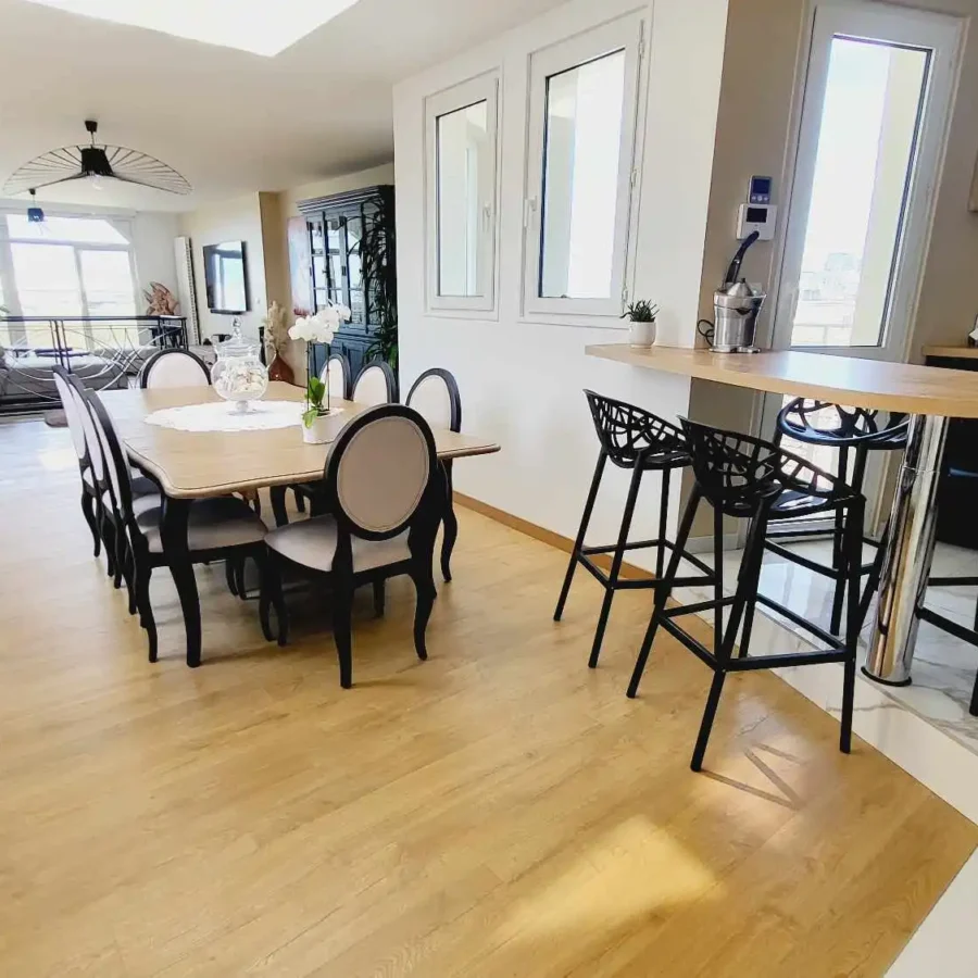 cuisine ouverte sur salle à manger d'un appartement de standing vendu à Dieppe