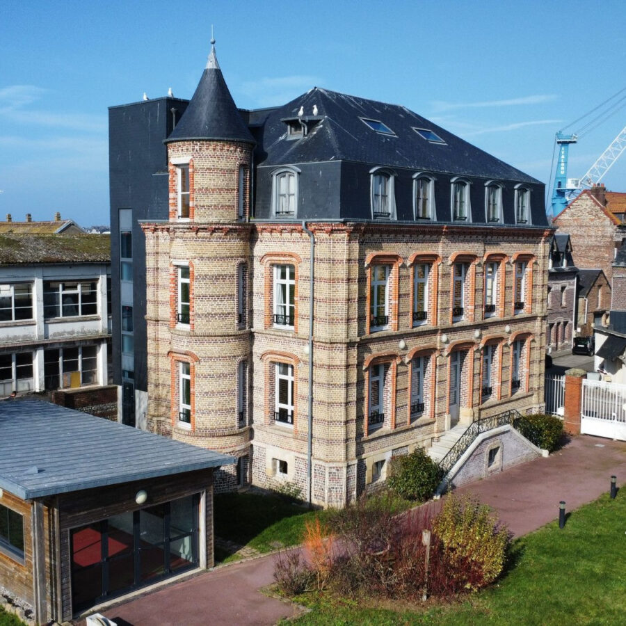 manoir vue aérienne avec cour et salle annexe